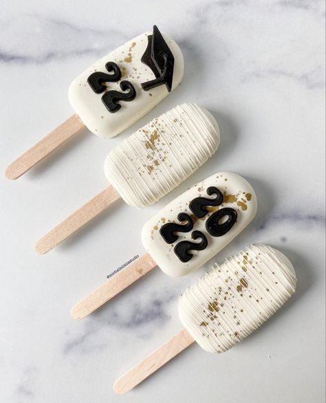 Graduation Cakecicle, Graduation Cake Popsicles, Graduation Cakesicles Ideas, Neutral Desserts, Graduation Cake Pops Ideas, Graduation Cakesicles, Cake Pops Graduation, Graduation Deserts, Grad Cupcakes