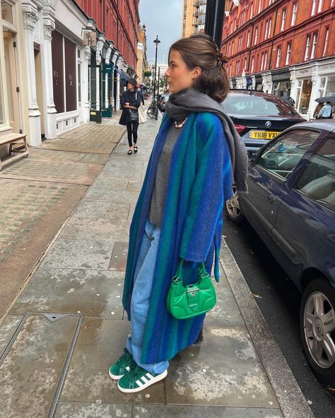 @manondevelder | Instagram profile Cold And Rainy Outfit, Colorful Winter Outfits, Rainy Outfit, Winter Christmas Outfits, Rome Outfits, Trendy Winter Outfits, Street Style Outfits Casual, Instagram London, Simple Fall Outfits