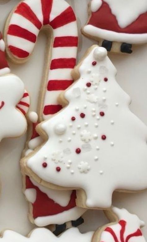 Frosting Designs, Iced Christmas Cookies, Royal Frosting, Christmas Sugar Cookies Decorated, Winter Cookies, Christmas Cookie Box, Christmas Meals, Cute Christmas Cookies, Cutout Cookies