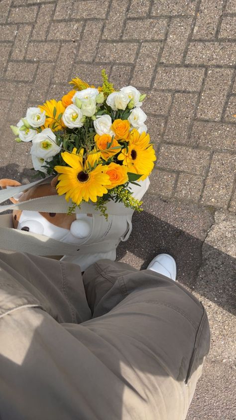 I LOVE MY BOYFRIEND Boyfriend Holding Flowers, Boyfriend Getting Flowers, Getting Flowers From Him, Boyfriend Giving Flowers Aesthetic, Flower Given By Boyfriend, Girl Giving Flowers To Boyfriend, Love My Boyfriend, I Love Him, Love Him