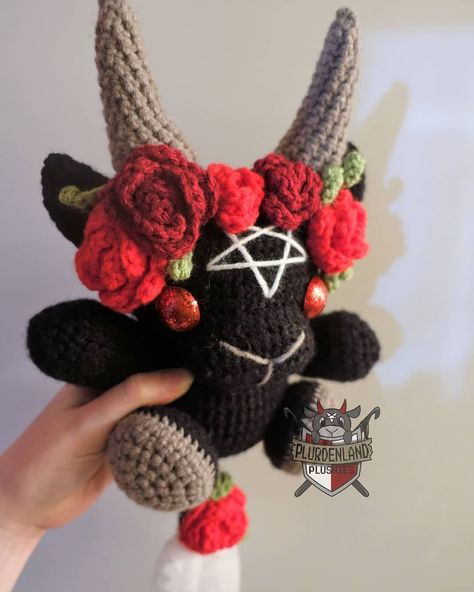 Goat Demon, Goth Crochet, Halloween Felt Crafts, Ideas Para Coser, Crochet Monsters, String Crafts, Crochet Plushies, Felt Halloween, Crochet Goodies