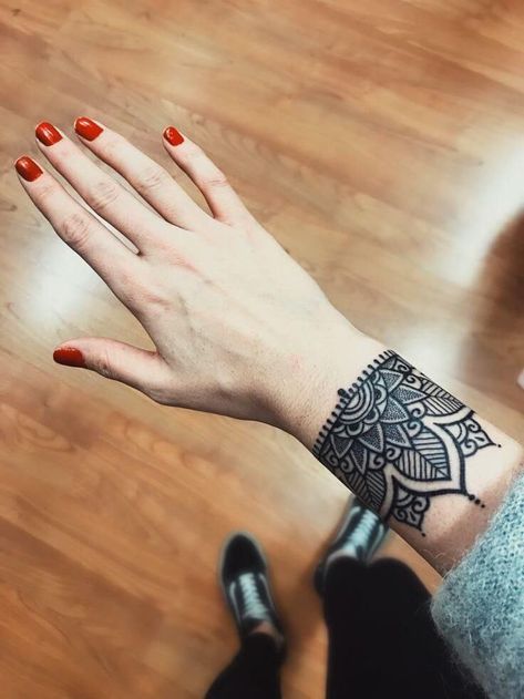 Tattoo Designs For Wrist, Wrist Cuff Tattoo, Henna Wrist, Tato Mandala, Mandala Wrist Tattoo, Henne Tattoo, Wrist Henna, Wrist Tattoo Cover Up, Cuff Tattoo