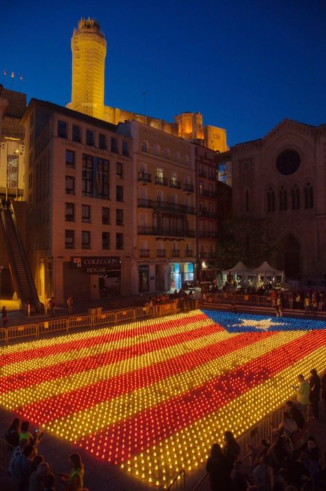 Estelada amb Espelmes - Encén la Flama a Lleida. 7.100 espelmes de colors per la independència. Sant Jordi 2013 #estelada #catalunya #lleida #santjordi Catalonia Flag, Spain Flag, Scottish Independence, Catalonia Spain, Barcelona Catalonia, Good Old Times, Image Cat, Southern Europe, Country Maps