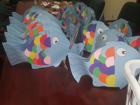 I got the inspiration for this from abbythelibrarian.com and just tweaked a few things.  We attached the fish to construction paper headbands.  SO CUTE!! Fish Headband Craft, Cardboard Fish Costume, Construction Paper Fish Craft, Homemade Fish Costume, Fish Construction Paper Craft, Holiday Classroom, Animal Costumes, Summer Program, Toddler Play