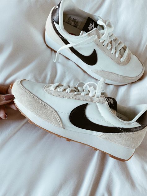 15 Pairs of Everyday Sneakers that Won’t Break the Bank Casual White Sneakers, Everyday Sneakers, Best White Sneakers, Andee Layne, Nike Shoes Women Fashion, Sneakers Trendy, Sneaker Outfits Women, Outfits Jeans, Cute Sneakers