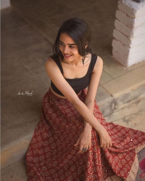 Best Poses In Saree, Skirt And Top Poses, Poses In Skirt And Top Traditional, Onam Skirt And Top Poses, Navratri Skirt And Top, Poses For Long Skirt, Ajrakh Skirt And Top, Indian Skirt And Top Outfits Casual, Long Skirts Indian Ethnic