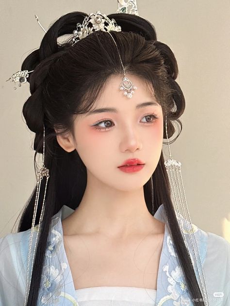 Historical Chinese Hairstyles, Ancient China Hairstyles, Ancient Chinese Makeup, Chinese Hairstyle Traditional, Lore Building, Chinese Traditional Hairstyles, Hanfu Makeup, Traditional Chinese Hairstyle, Traditional Hairstyles