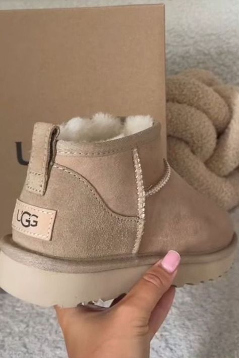 Preppy Winter Shoes, Vanilla Girl Shoes, Mini Uggs Boots Outfit, Mini Uggs Boots, Ugg Boots Aesthetic, Uggs Mini Boots Outfit, Winter Boots Aesthetic, Winter Shoes 2022, Winter Boots 2022