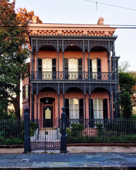 New Orleans, Louisiana 2016 New Orleans Style Homes, New Orleans Architecture, Old Victorian House, Louisiana Style, Balcony Bedroom, Visit New Orleans, New Orleans Homes, Casas The Sims 4, Garden District