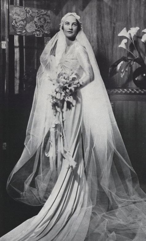 42 Glamorous Wedding Dresses From Between the 1920s and 1930s ~ vintage everyday Glamorous Wedding Dresses, 1930s Wedding Dress, Vintage Bridal Fashion, 1930s Wedding, Chic Vintage Brides, Photo Noir, 1920s Wedding, Vintage Wedding Photos, Stylish Wedding Dresses