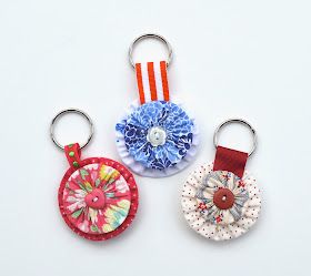 Diy Crafts Keychain, Simple Chain Necklace, Yo Yos, Sewing To Sell, Yo-yos, Craft Show Ideas, Slow Stitching, Button Crafts, Fabric Projects