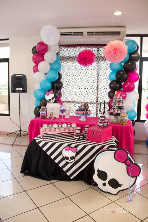 mesa principal Monster high Monster High Decorations, Monster High Birthday Party, 7th Birthday Party Ideas, Monster H, Giraffe Birthday, Monster High Party, Bday Party Theme, Moster High, Monster High Art