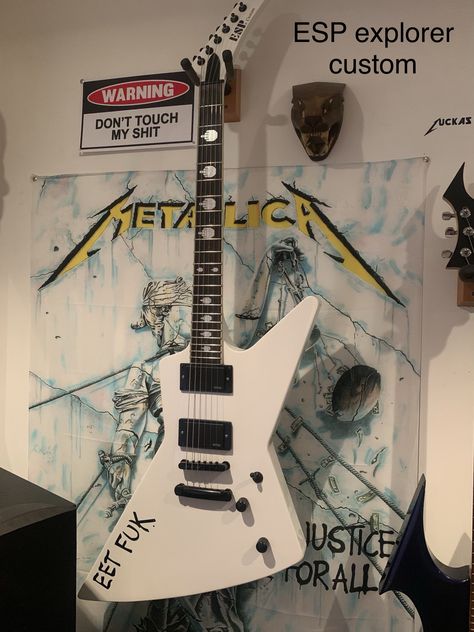 Metallica Guitar, James Hetfield Guitar, Metal Guitars, Heavy Metal Guitar, Metal Guitar, Guitar Rig, Electric Guitar Design, Guitar Obsession, Heavy Metal Art