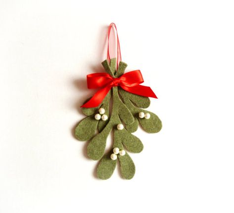 Cute Decoration Christmas Mistletoe, Felt Crafts Christmas, Trending Items, Felt Christmas Decorations, Felt Christmas Ornaments, Christmas Makes, Noel Christmas, Felt Christmas, Felt Ornaments