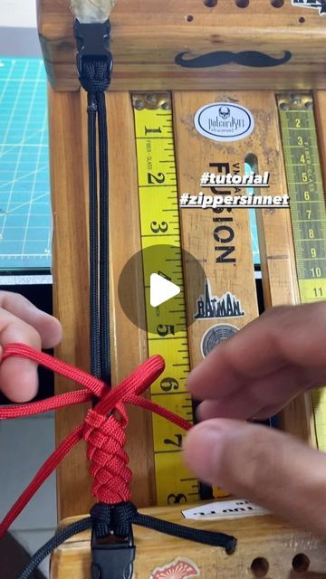 Paracord Handle Wrap Tutorial, Paracord Get Back Whip Diy, Parachute Cord Crafts Tutorials, Paracord Braids Tutorial, Quick Release Knot, Knot Ideas, Paracord Wrap Handle, Parachute Cord Crafts, Lanyard Tutorial