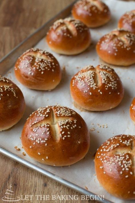 Sesame Buns, Best Burger Buns, Pretzel Burger, Veggie Patty, Pretzel Buns, Hamburger Bun Recipe, Homemade Hamburger Buns, Burger Bun, Homemade Burger