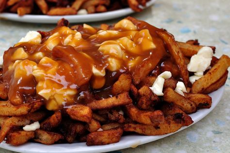 T'en as marre de tes frites/ketchup ! Et bien voici la recette de la sauce traditionnelle québécoise : la Poutine ! C'est le fun ! Poutine Gravy, Canadian Poutine, Poutine Fries, Poutine Recipe, Pizza Fritta, Canada Food, Canadian Food, Poutine, French Fries