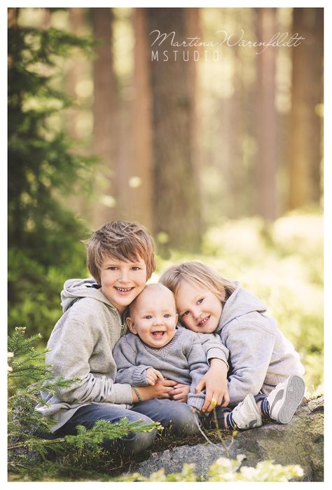 Forest Photoshoot, Portrait Light, Light Clothing, Nature Portrait, Toddler Photoshoot, Fall Family Portraits, Photoshoot Family, Outdoor Family Photos, Toddler Photos