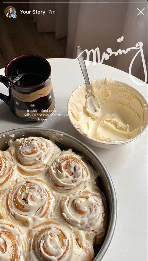 Cinnamon Rolls Aesthetic, Minuman Starbucks, Cinnabon Cinnamon Rolls, Food Captions, Bakers Gonna Bake, Food Presentation, Food Obsession, Sweet Snacks, Pretty Food