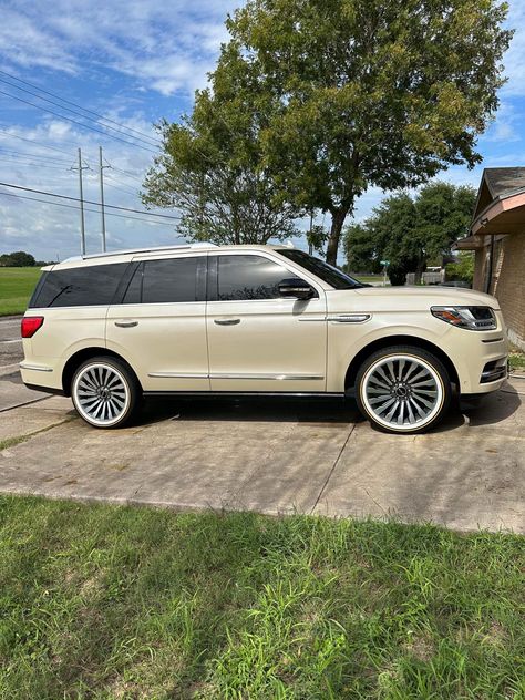 Fresh Friday 💧 2018 Lincoln Navigator on a fresh set of Vogue Tyres. #Lincoln #Navigator #Vogues 2018 Lincoln Navigator, Hummer Cars, Lincoln Navigator, Lincoln Continental, Lincoln, Trucks, Vogue, Social Media, Cars