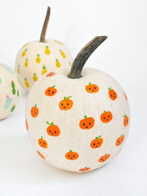 DIY Fingerprint Art Pumpkins Fingerprint Art, Halloween Pumpkin Designs, Carte Halloween, Halloween Pumpkins Painted, Handmade Charlotte, Creative Pumpkins, Pumpkin Halloween Decorations, Pumpkin Painting, Theme Halloween