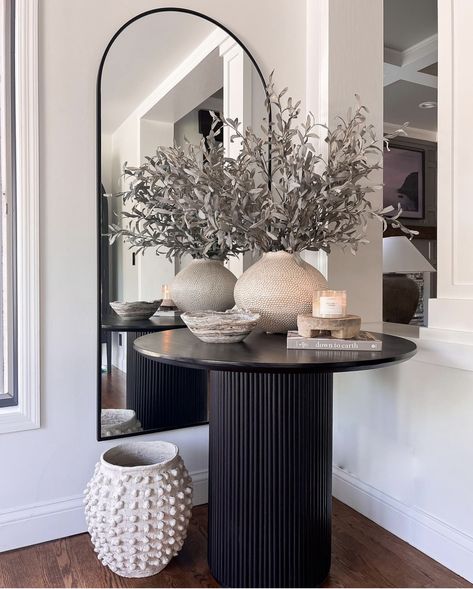 Foyer Ideas Entryway, Round Table Decor, Desain Pantry, Home Decor Pieces, Console Table Decorating, Home Entrance Decor, Entrance Decor, My Posts, Decoration Inspiration