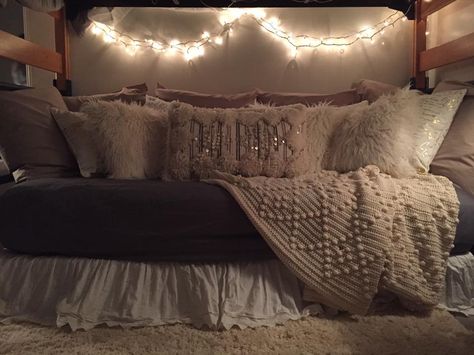 dust ruffle under futon..cute pillows Futon Bedroom Aesthetic, Dorm Room Ideas With Futon, Futon Bed For Teens, Futon Decor Ideas, Dorm Bed Into Couch, Teen Room Futon Bed, Dorm Couch Ideas, Dorm Room Futon, Futon Bedroom Ideas