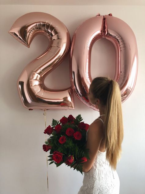 #birthday #birthdayideas #girl #ballons #birthdaytime #birthdayparty #roses #blondehair 20th Birthday Ideas, 17 Doğum Günü, Decoration Buffet, Happy 20th Birthday, 20th Birthday Party, Birthday Party Photography, Birthday Goals, Simple Birthday Decorations, Cute Birthday Pictures