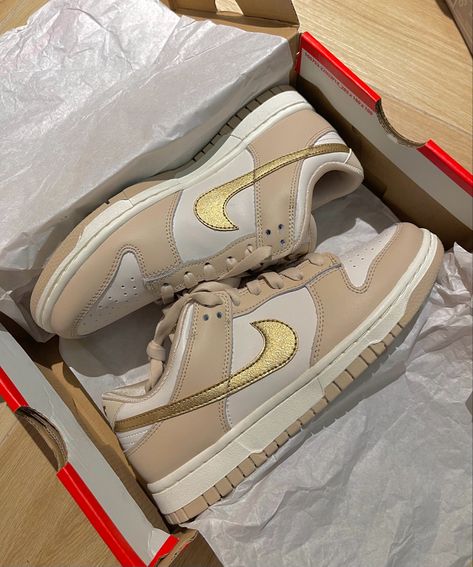 Brown Sneakers Outfit, Tenis Nike Jordan, Dunks Outfit, Nike Shoes Women Fashion, Nike Kicks, Jordan Shoes Retro, Nike Gold, Shoe Inspo, Brown Sneakers