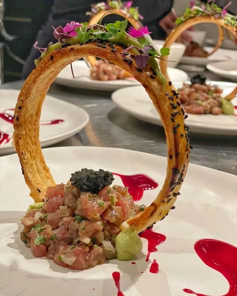 That dish that became one of our signatures! "Tuna tartare, black roe, avocado mayonnaise, forest puff sphere @organicosdafatima and beet… | Instagram Gourmet Dinner Ideas Entertaining, Salad Plating Ideas, Salad Fine Dining, Plated Entrees, Salad Plating, Gourmet Food Presentation, Avocado Mayonnaise, Party Food Catering, Salad Presentation