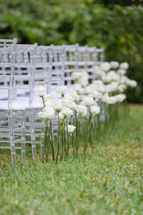 Chiffon Aisle Decor, Single Flower Aisle Wedding, Roses Wedding Aisle, White Rose Aisle Wedding, Flower Isle Decorations Wedding, Minimalistic Ceremony Decor, White Rose Isle Wedding, Classy Outdoor Wedding Ceremony, Simple Elegant Wedding Aisle