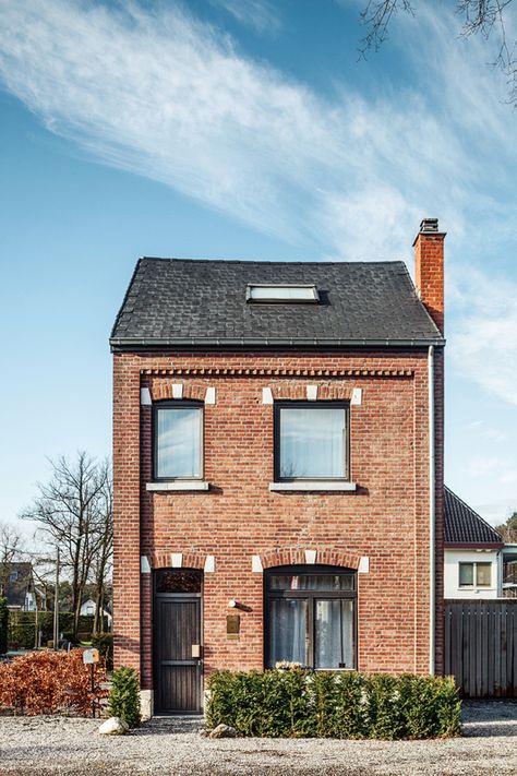 By introducing chic new elements, a Belgian couple takes a gentle approach to transforming a tired house into a vibrant workshop. Renovation Exterior, Brick Homes, Brick Houses, House Design Exterior, Narrow House, Brick Facade, Facade Design, Facade House, Brick House