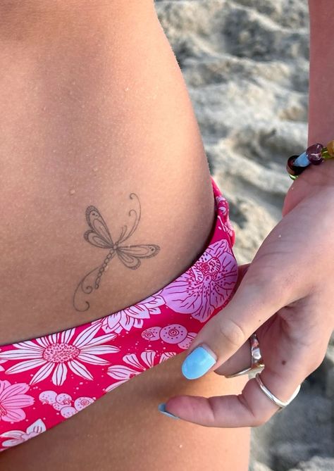 Rib Tatoos Woman, Dragonfly Collar Bone Tattoo, Dragonfly Hip Tattoo, Dragonfly Wrist Tattoo, Tattoo Ideas Dragonfly, Tattoo Ideas Y2k, Tattoos Dragonfly, Dragon Fly Tattoo, Small Girly Tattoos