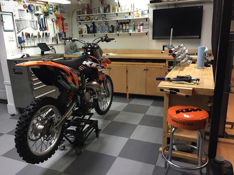 Garage Motorcycle, Dirt Bike Garage, Dirt Bike Shop Ideas, Motocross Garage Ideas, Motocross Garage, Garage Organization Ideas Cheap, Dirt Bike Garage Workshop, Dirt Bike Shop, Dirtbike Workshop