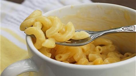 Mac & cheese in a mug! Mug Cakes, Diner Recept, Shredded Cheddar Cheese, Mac Cheese, Think Food, Spaghetti Squash, Tortellini, I Love Food, Mac And Cheese