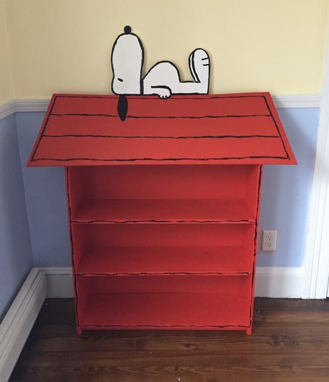 Nice bookcase Snoopy Doghouse Diy, Charlie Brown Nursery Theme, Snoopy House Diy, Peanuts Nursery Theme, Snoopy Themed Nursery, Snoopy Bedroom Ideas, Snoopy Crafts Diy, Charlie Brown Nursery, Peanuts Classroom Decor