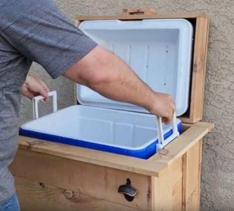 Wood Ice Chest Cooler, Cooler Table Outdoor Diy, Cooler Box Ideas, Cooler Stand Diy Plans, Wooden Cooler Stand Diy Plans, Wooden Cooler Stand Diy, Ice Chest Ideas Diy, Patio Ice Chest Cooler Stand, Diy Cooler Stand