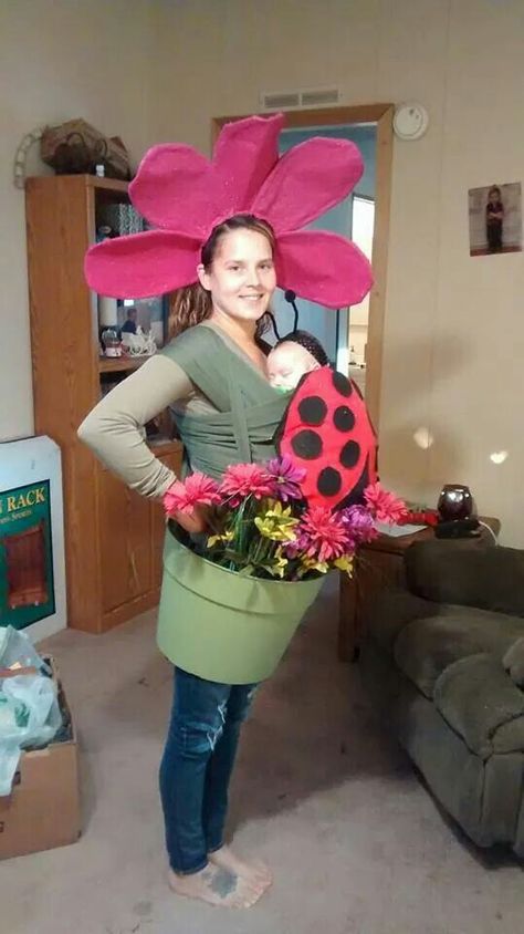 Diy baby wearing costume. Flowerpot ladybug Baby Wearing Costumes, Baby Carrier Costume, Costume Fleur, Ladybug Costume, Baby Ladybug, Baby Kostüm, Flower Costume, Halloween Tags, Family Halloween Costumes