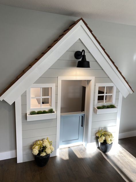 Under Stairs Playhouse, Stairs Dog House, Under Stairs Playroom, Stairs Playroom, Under Stairs Dog House, Stair Nook, Room Under Stairs, Minecraft Basement Ideas, Dog Bedroom