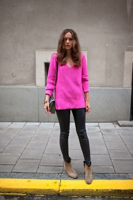 a pop of color + leather Caroline Blomst, Pull Rose, Hipster Outfits, Sweaters And Leggings, Fall Winter Style, High Fashion Street Style, Colourful Outfits, Grunge Fashion, Vintage Sweaters