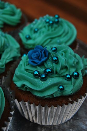 Something Blue Cupcakes Pearl Cupcakes, Green Cupcakes, Patty Cake, Mermaid Cupcakes, Delicious Cupcakes, Pretty Cupcakes, Wedding Cake Ideas, Cupcakes Decorados, Cheesecake Cupcakes