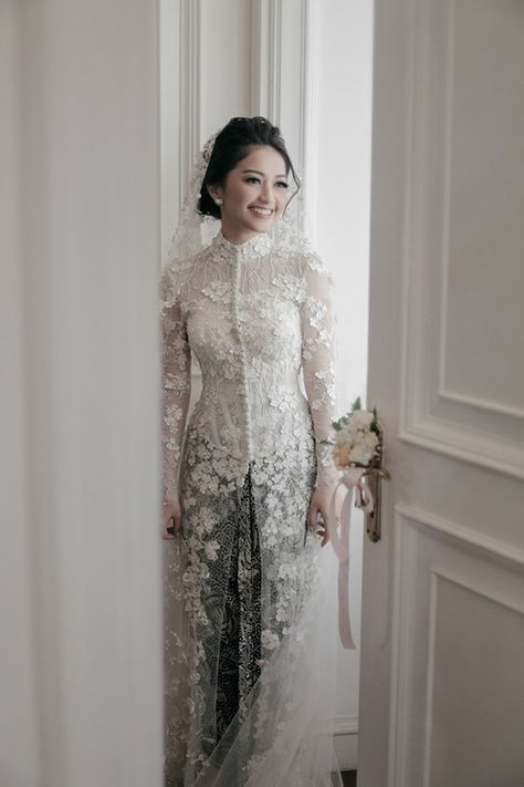 Akad Dress, Reception Outfit For Bride, Dress Brokat Modern, Kebaya Lace, Baju Kahwin, Kebaya Wedding, Kebaya Modern Dress, Indonesian Wedding, Muslimah Wedding Dress