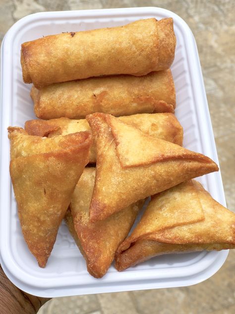 Small Chops Pictures, Pastries Pictures, Samosa Aesthetic, African Pastries, Nigerian Snacks, African Snacks, Small Chops, Delicious Food Image, Rolls Easy