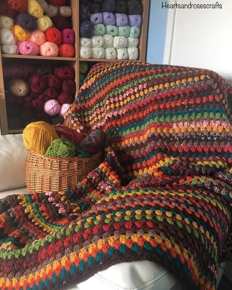 Balls Of Yarn, Crochet Blanket Designs, Fun Crochet Projects, Crochet Throw, Baby Blanket Crochet Pattern, Diy Crochet Projects, Crochet Home, Baby Blanket Crochet, Crochet Blanket Patterns