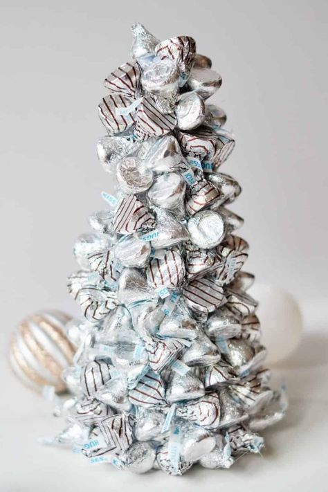 Diy Hershey Kiss Christmas Tree, Hersheys Kisses Christmas Tree, Hershey Kiss Centerpiece Ideas, Hershey Kiss Tree, Hershey Kiss Christmas Tree, Kisses Christmas Tree, Sucker Tree, Hershey Kisses Christmas Tree, Hershey Kisses Gifts