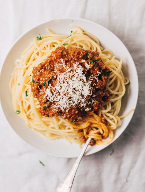 Greek Spaghetti Bolognese is similar to classic Italian. But with a thicker texture and lots of spices. This hearty sauce is the definition of comfort food! Spaghetti Bolognese Aesthetic, Spaghetti Aesthetic, Greek Spaghetti, Easy Spaghetti Bolognese, Spaghetti Bolognese Recipe, Salad Appetizer Cups, Bolognese Sauce Recipe, Ground Beef Pasta, Easy Spaghetti