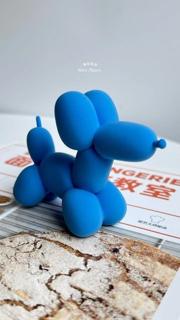 110K Likes, 23 Comments - 薄荷星球MintPlanet (@mintplanetdessert) on Instagram: "Handwork balloon dog 🔵🔵🔵#mintplanetdessert #handmade clay #clay #diy #cours #Handwork" Plastelin Ideas, Easy Clay Sculptures, Diy Air Dry Clay, Sculpture Art Clay, Blue Clay, Clay Clay, Clay Diy Projects, Clay Crafts Air Dry, Cute Polymer Clay