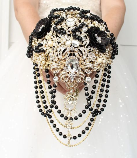 Great Gatsby Bouquet, Black And Gold Bridal Bouquet, Black And Gold Bouquet Wedding, Great Gatsby Wedding Centerpieces, Champagne And Black Quinceanera Theme, Black And Gold Wedding Dresses, Old Hollywood Inspired Wedding, Great Gatsby Quinceanera Dresses, Gold And Black Wedding Dress