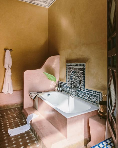 The Shine Magazine on Instagram: “@carlaypage” Moroccan Bathroom, Casa Cook, Moroccan Interiors, Superior Room, Josie Maran, Casas The Sims 4, Bath Room, Moroccan Decor, Interior Photography