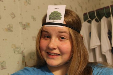 Have you seen the not-so-new-anymore game called "Hedbanz"? Well, who wants to pay $20+ on a game that can cheaply be made at home? This game was very... Diy Headbandz Game, Heads Up Game, Headband Game, Homemade Headbands, Homemade Board Games, Grinch Trees, Esl Lesson Plans, Minute To Win It Games, Dangerous Games